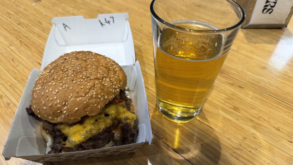 ハンバーガーとビール