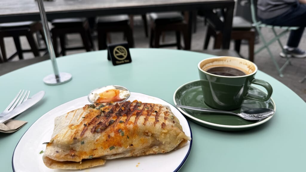 カフェで頼んだ朝食とコーヒー